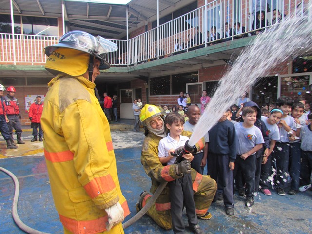 Aprendo y juego con los Bomberos de Miranda llegó a la UEP Victegui