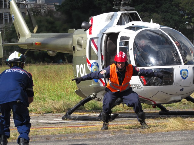 Bomberos de Miranda actualizan conocimientos en seguridad aeronáutica