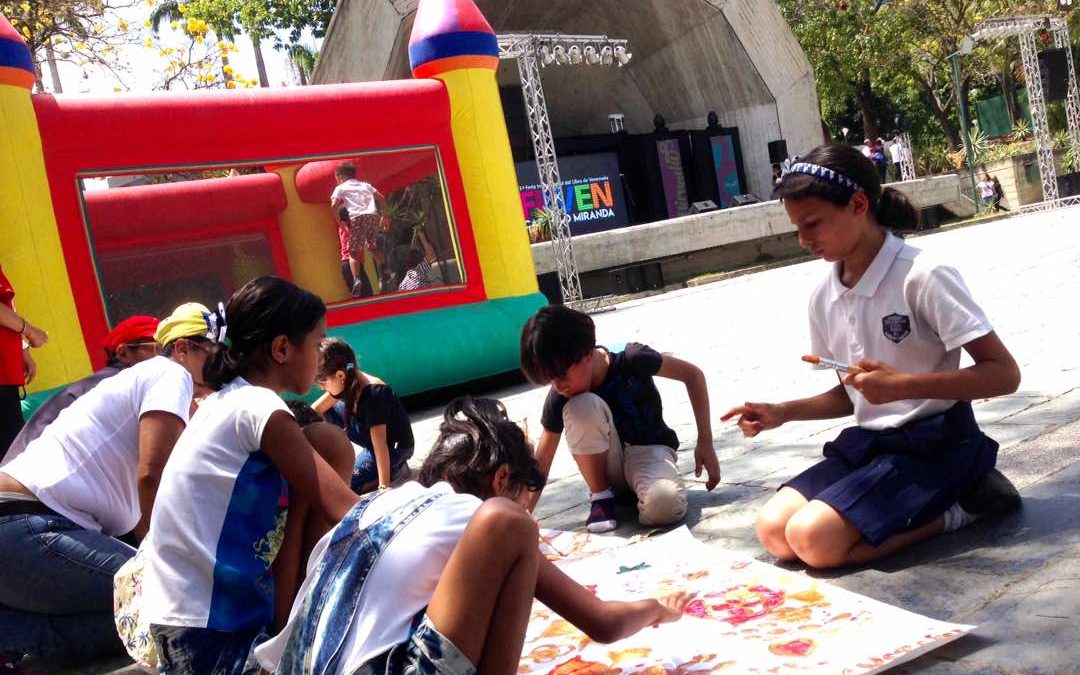 Niñas y niños disfrutan de la Filven Miranda