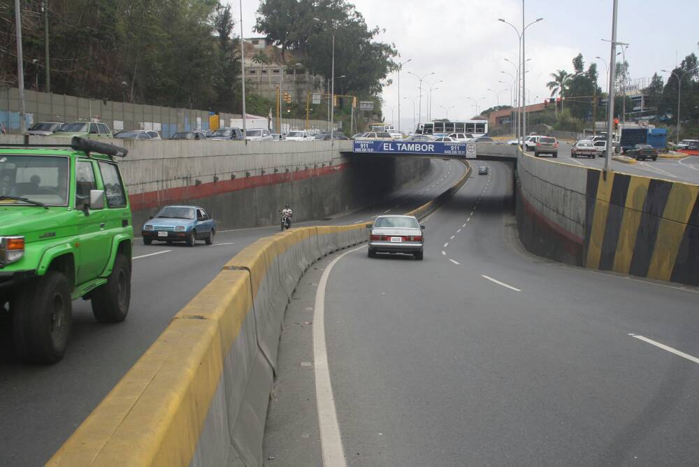 Cierran parte baja del distribuidor Los Cerritos por mantenimientos en la vía