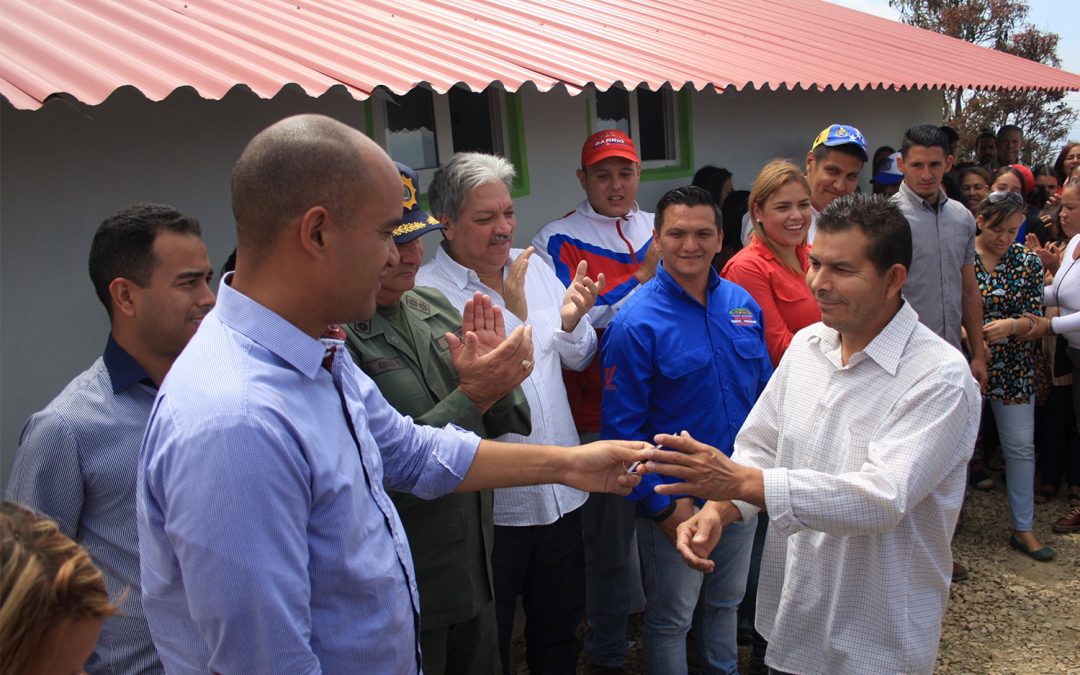 Gobernador Héctor Rodríguez entregó 30 viviendas en Guaicaipuro