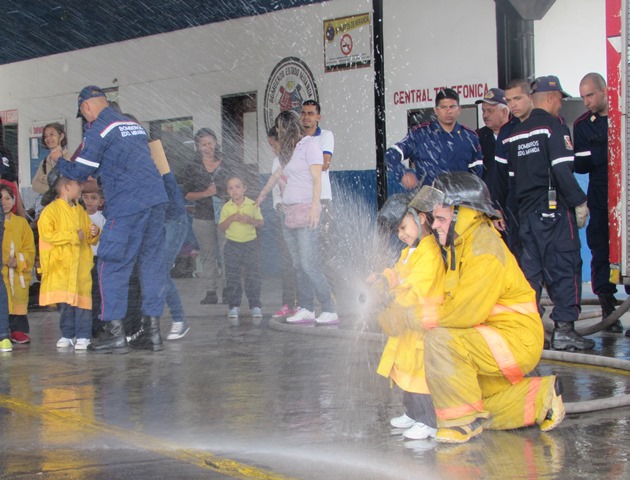 Preescolares de Los Teques visitaron sede de los Bomberos