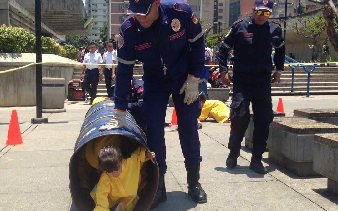 Niños jugaron y aprendieron con los Bomberos de Miranda