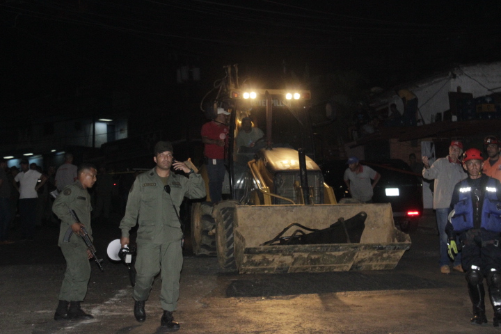 Gobierno de Miranda atiende a familias afectadas por explosión de tubería matriz en la Guairita