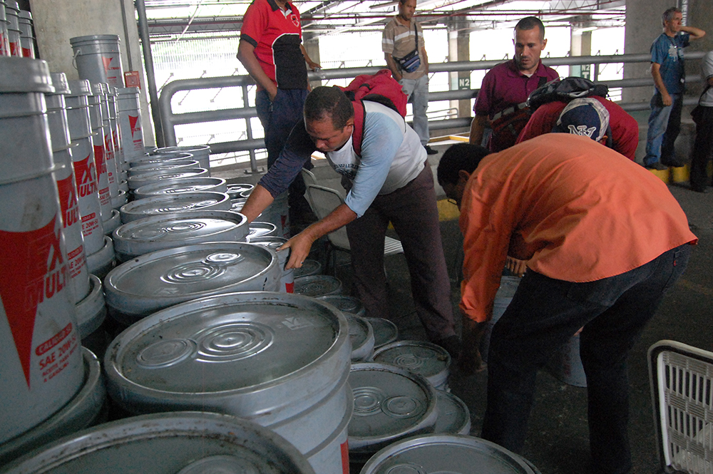 Transportistas fueron beneficiados con entrega de lubricantes
