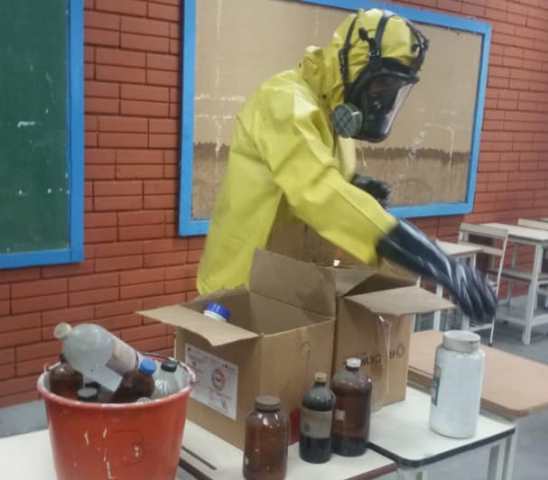 Bomberos regionales extrajeron productos químicos de centro educativo