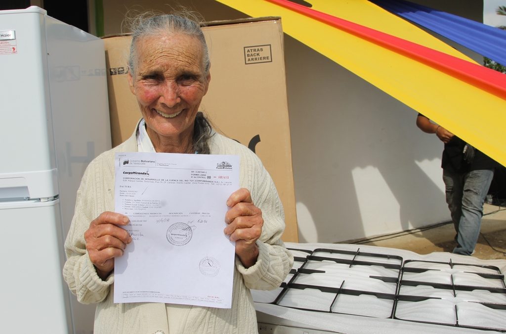 Gobierno de Miranda entrega productos de línea blanca en Laguneta de la Montaña