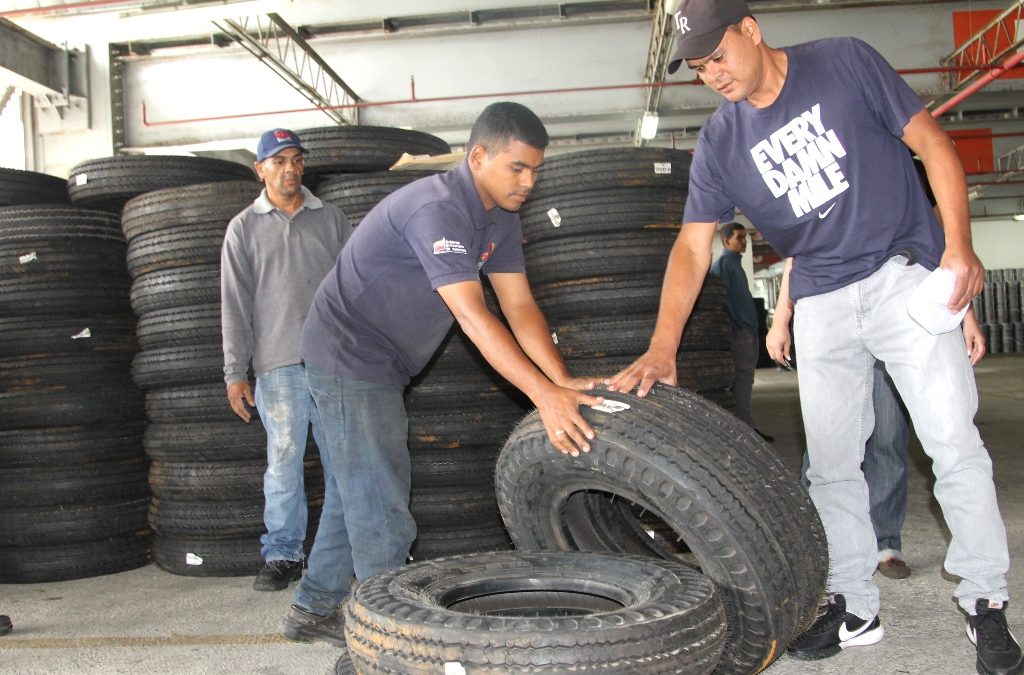 Gobierno Regional distribuyó cauchos a más de 1500 transportistas