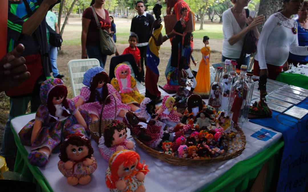 Emprendedoras muestran sus trabajos en expoferia en parque Miranda