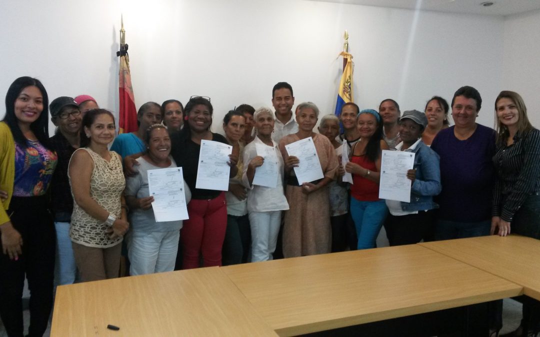 Vecinos de La Granja reciben títulos de propiedad de sus casas   