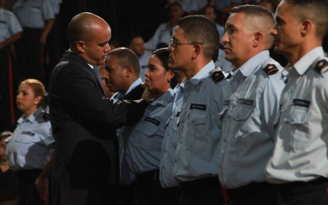 Funcionarios policiales recibieron rango inmediato superior