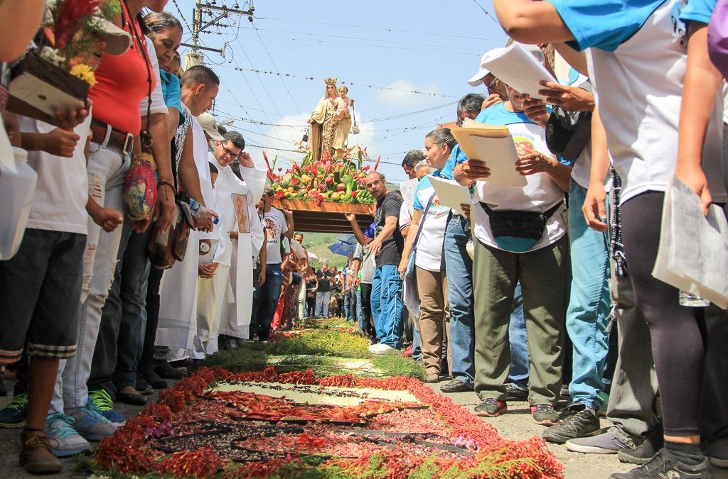 Araira se vistió con las Alfombras de Flores