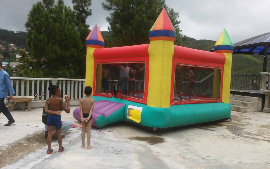 Con piscina, música y juegos niños disfrutaron de su día