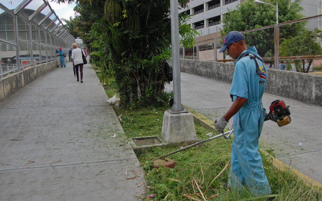 Gobernación de Miranda desmaleza áreas verdes del Metro Los Teques