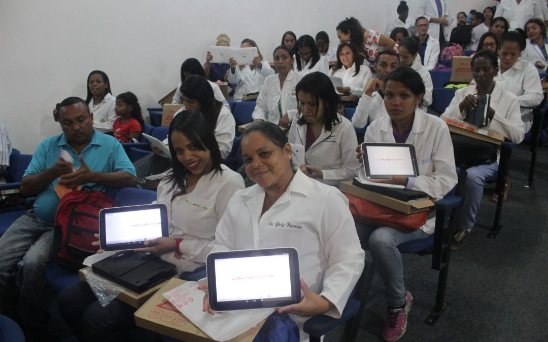 Entregadas 348 tabletas a médicos comunitarios recién egresados