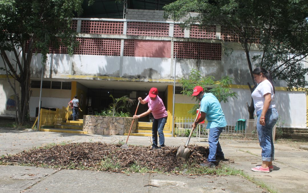 Jornada de mantenimiento llega a liceos de Guarenas
