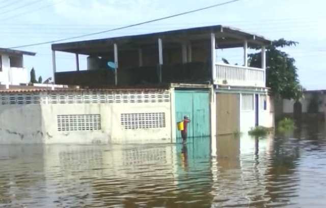 Bomberos de Miranda atienden a comunidades afectadas por inestabilidad atmosférica