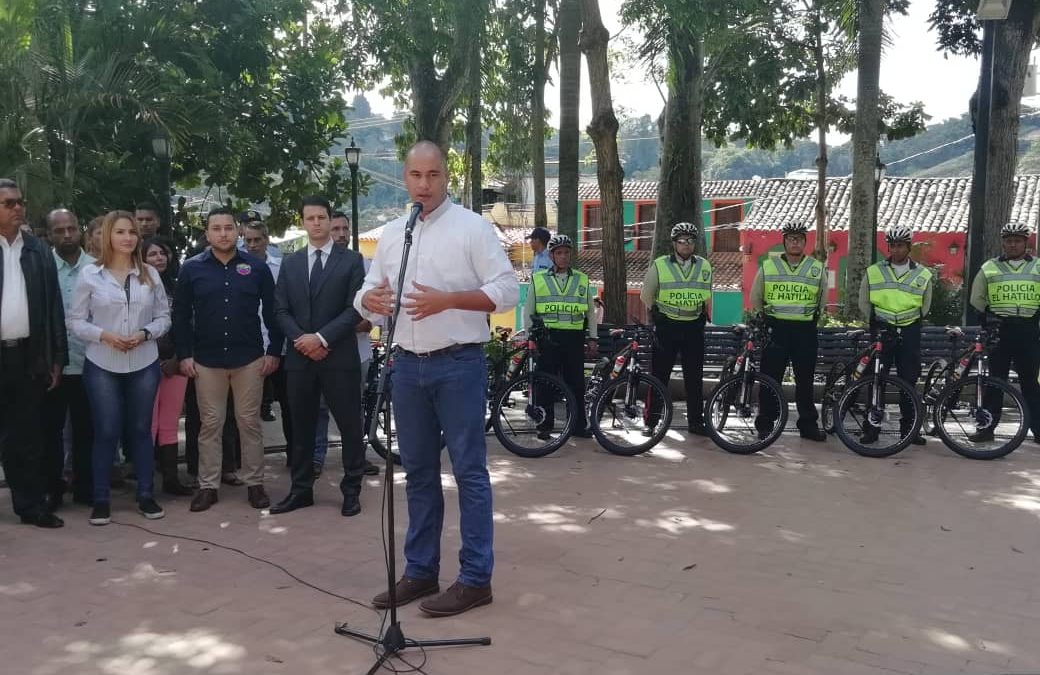 Héctor Rodríguez entregó patrullas al municipio El Hatillo