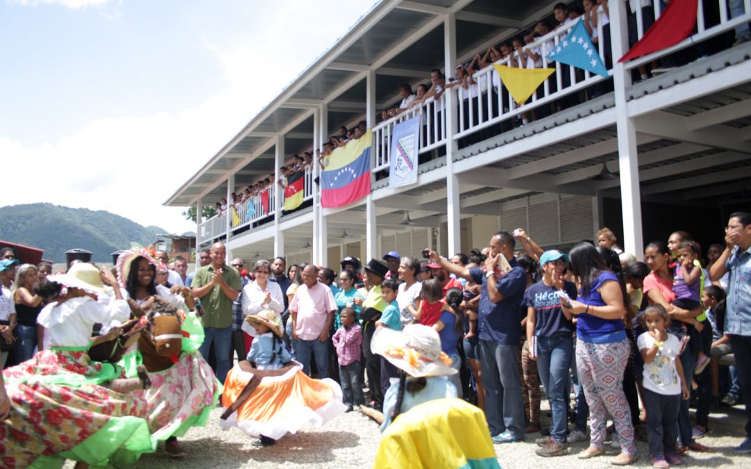 Estudiantes de la escuela Vicente Emilio Sojo en Guatire estrenan sede