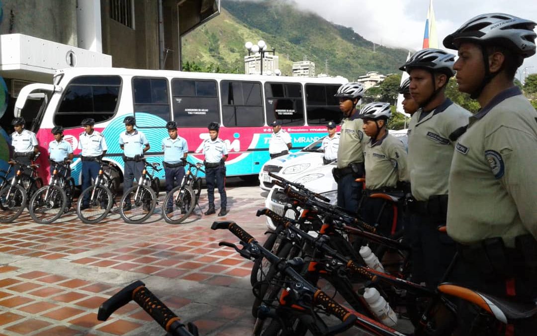 Entregaron patrullas y autobús TransMiranda al municipio Sucre