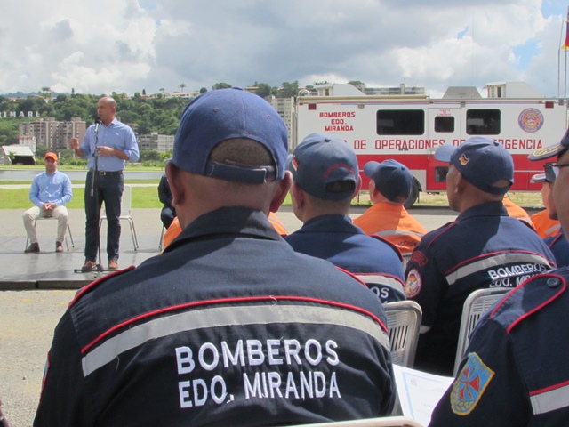 Héctor Rodríguez reconoció labor de Bomberos y Protección Civil