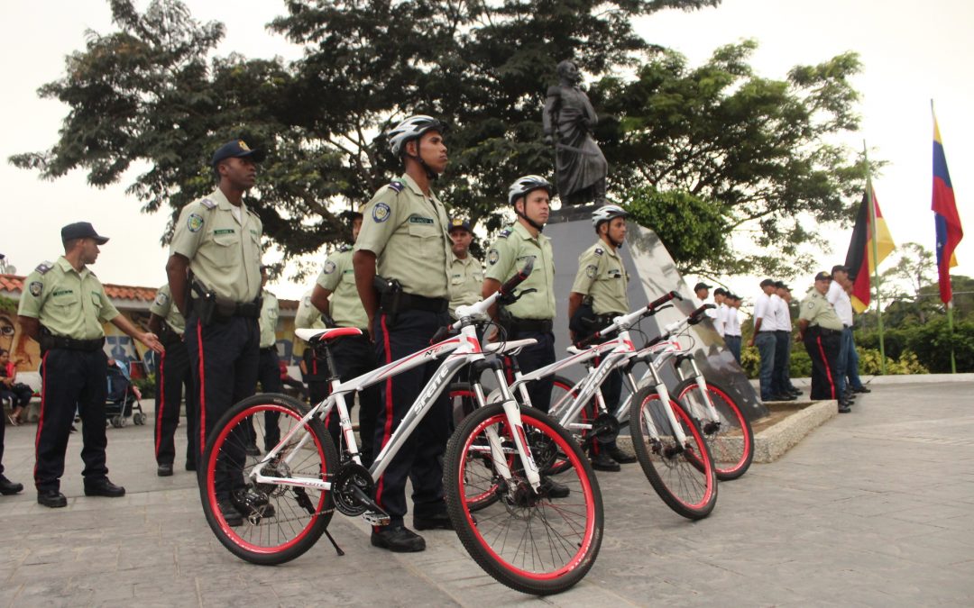 Gobernador de Miranda entregó patrulla y compactadora al municipio Carrizal