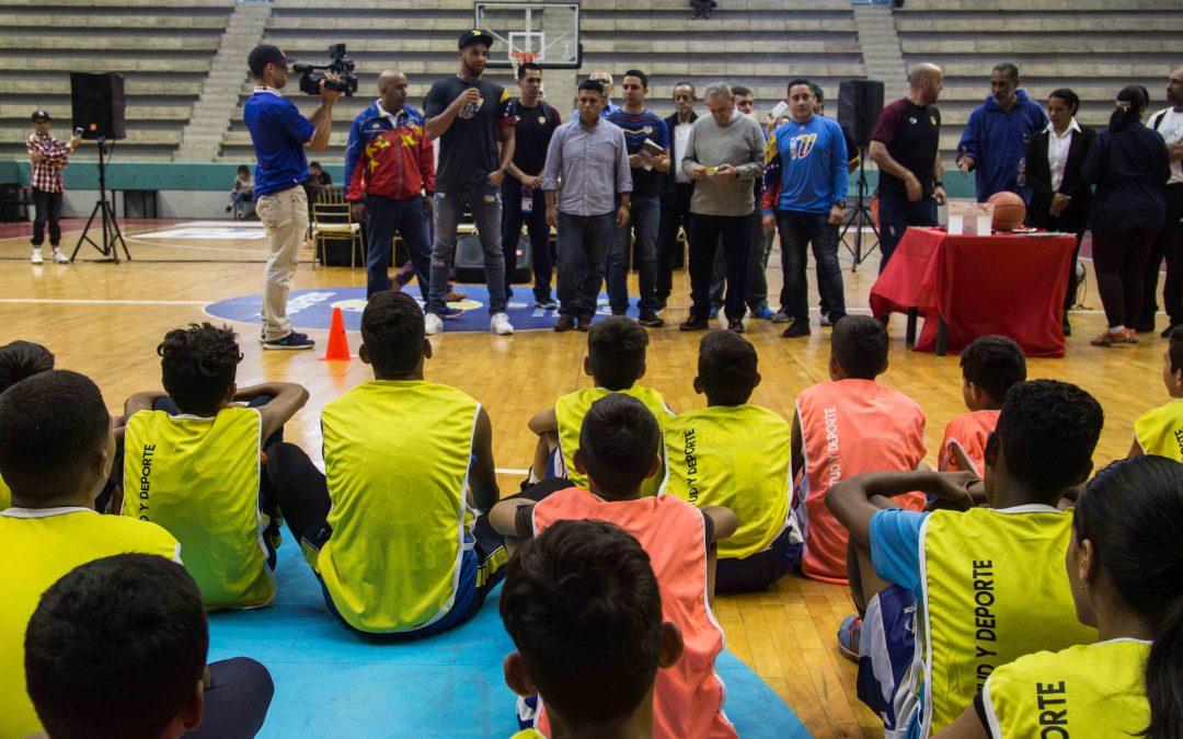 Vinotinto de baloncesto ofreció clínica a niños mirandinos