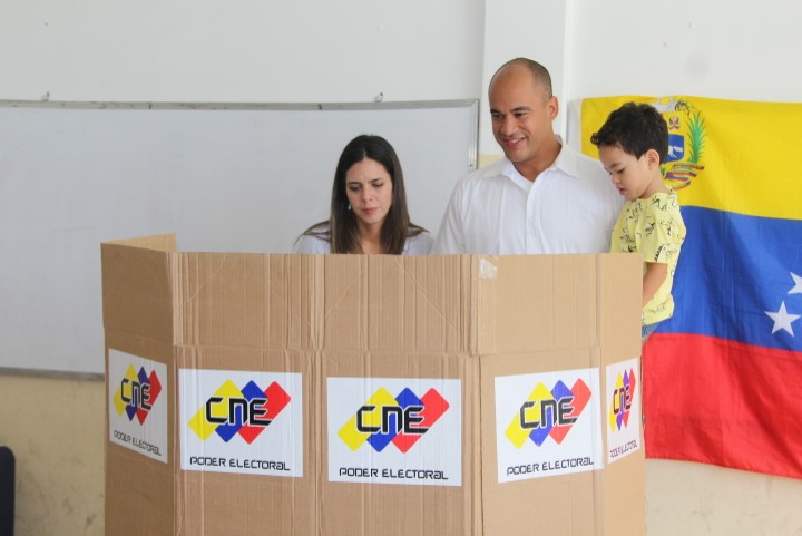 Gobernador de Miranda ejerció su derecho al voto