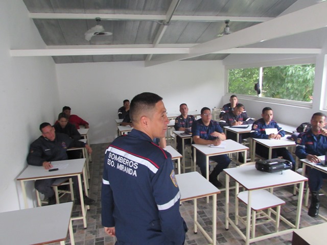 Bomberos de Miranda reciben formación sobre manejo de materiales peligrosos