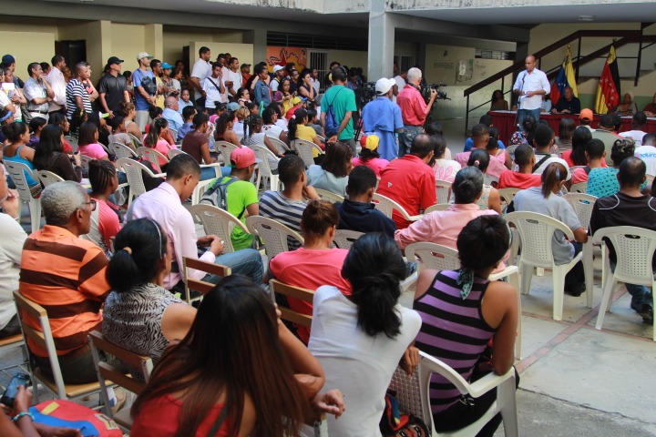 Entregan dotación a la Universidad Argelia Laya de Higuerote