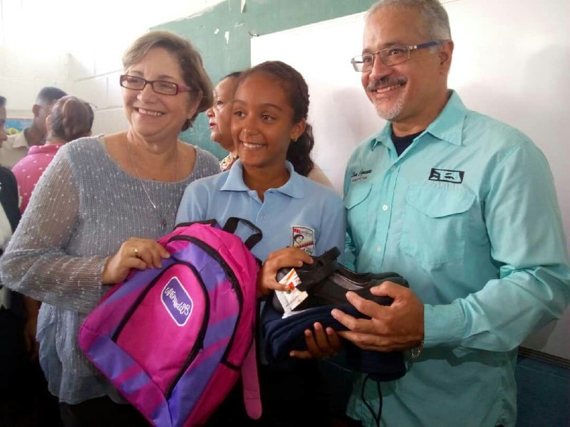 Más de 500 estudiantes de Guarenas recibieron uniformes y útiles escolares