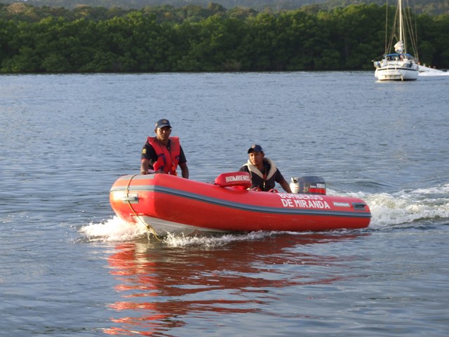 Rescatistas de Bomberos de Miranda se incorporan a labores de rescate de gabarra
