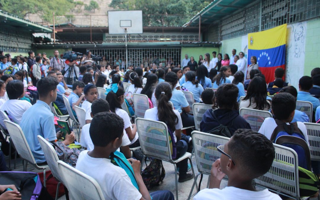 Entregaron morrales a estudiantes de unidad educativa de La Trinidad