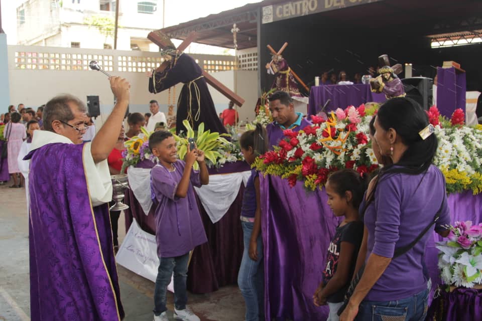 Mirandinos unidos en oración durante procesión del Nazareno