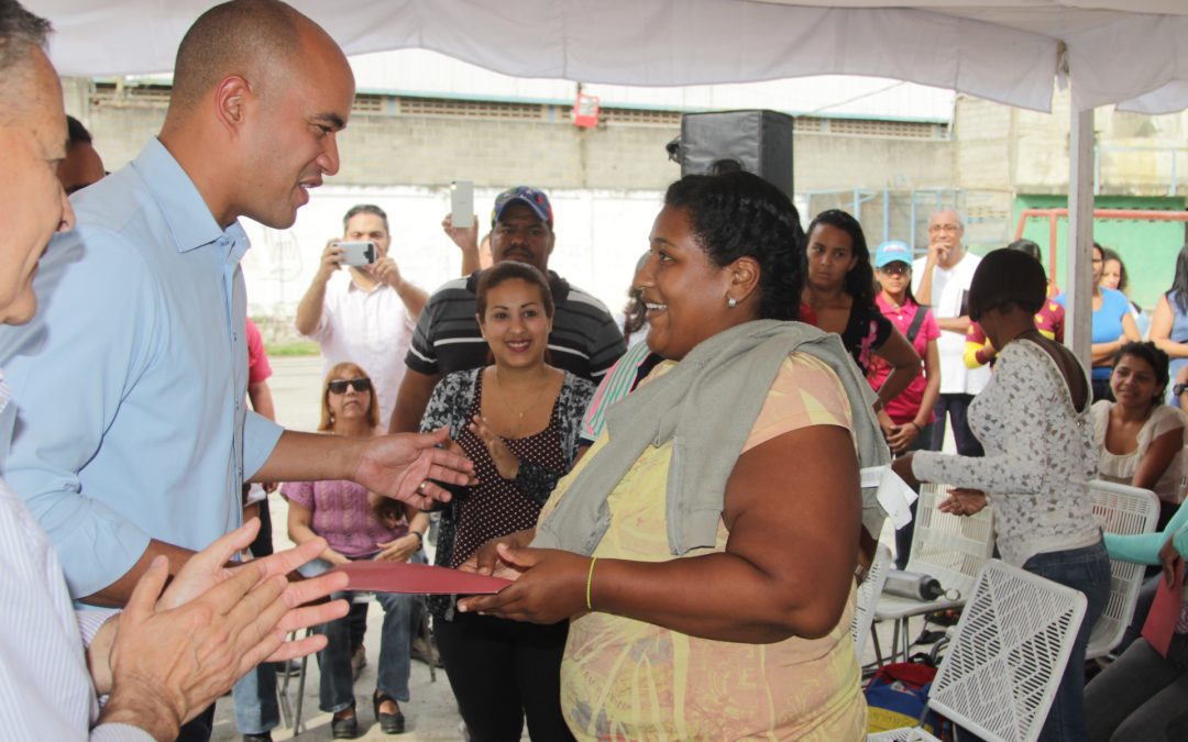 Gobernación entregó titularidad de viviendas en Caucagüita