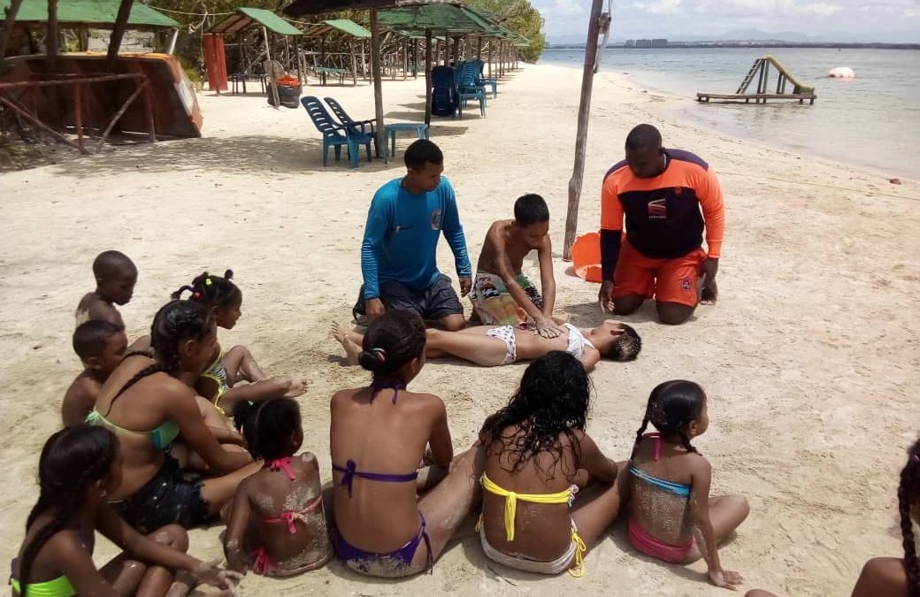 Bomberos de Miranda enseña cómo actuar durante emergencias en playas y piscinas