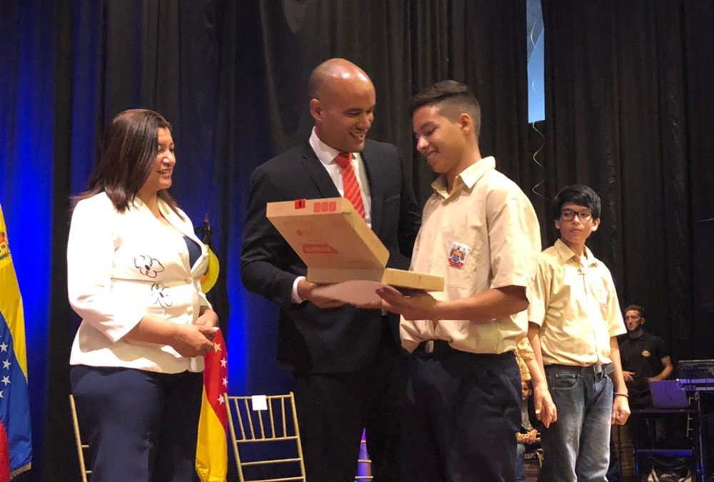 Gobernador reconoció a mejores promedios y atletas destacados de Miranda
