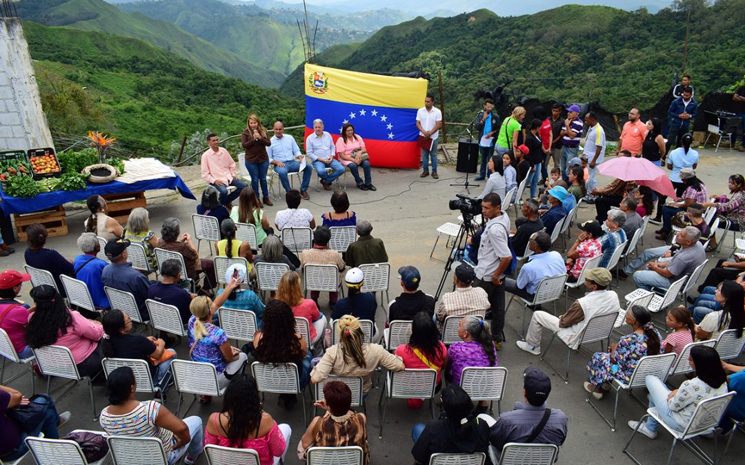 Otorgan 72 títulos de propiedad a familias del sector Las Gardenias de Guaicaipuro