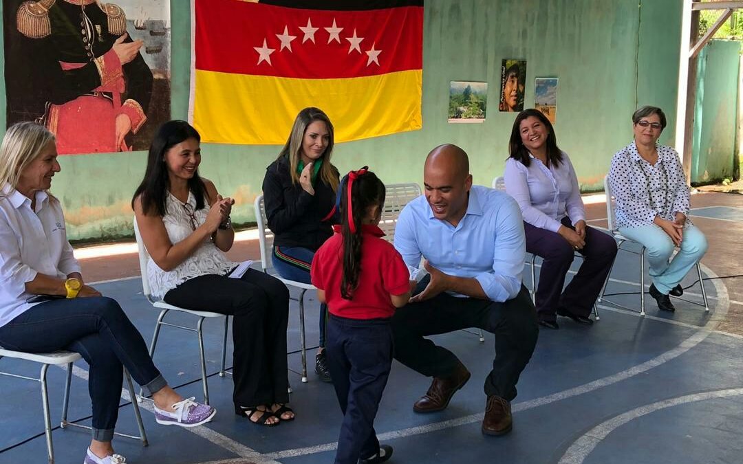 Docentes y personal obrero de escuelas de la Gobernación recibirán uniformes