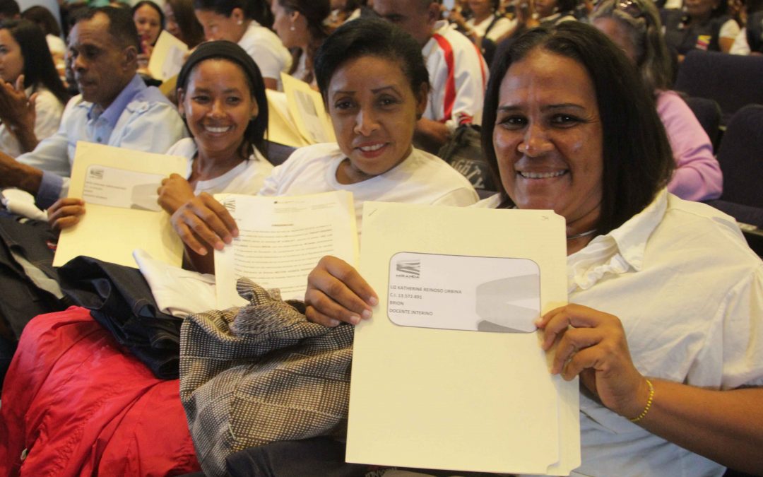 Entregan interinatos a más de 2 mil docentes de Miranda