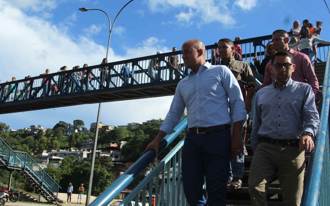 Gobernador de Miranda entregó rehabilitación de pasarela a comunidad de Carrizal