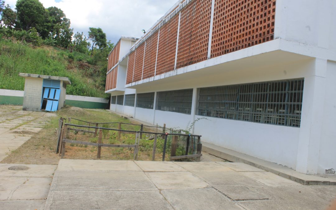 Realizan mantenimiento en escuelas de Guarenas para el regreso a clases