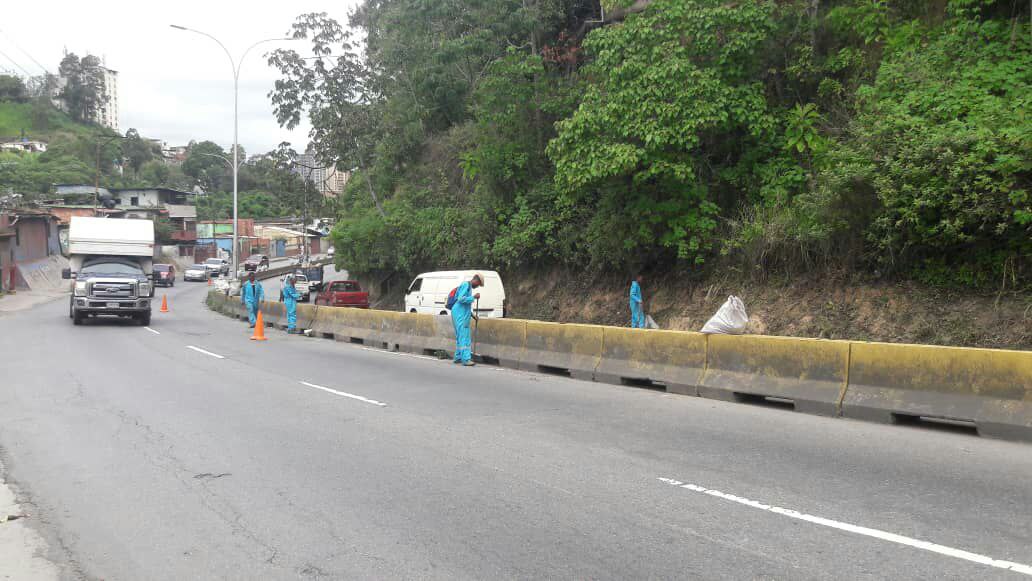 Cuadrillas de la Gobernación realizan labores de mantenimiento en la Panamericana