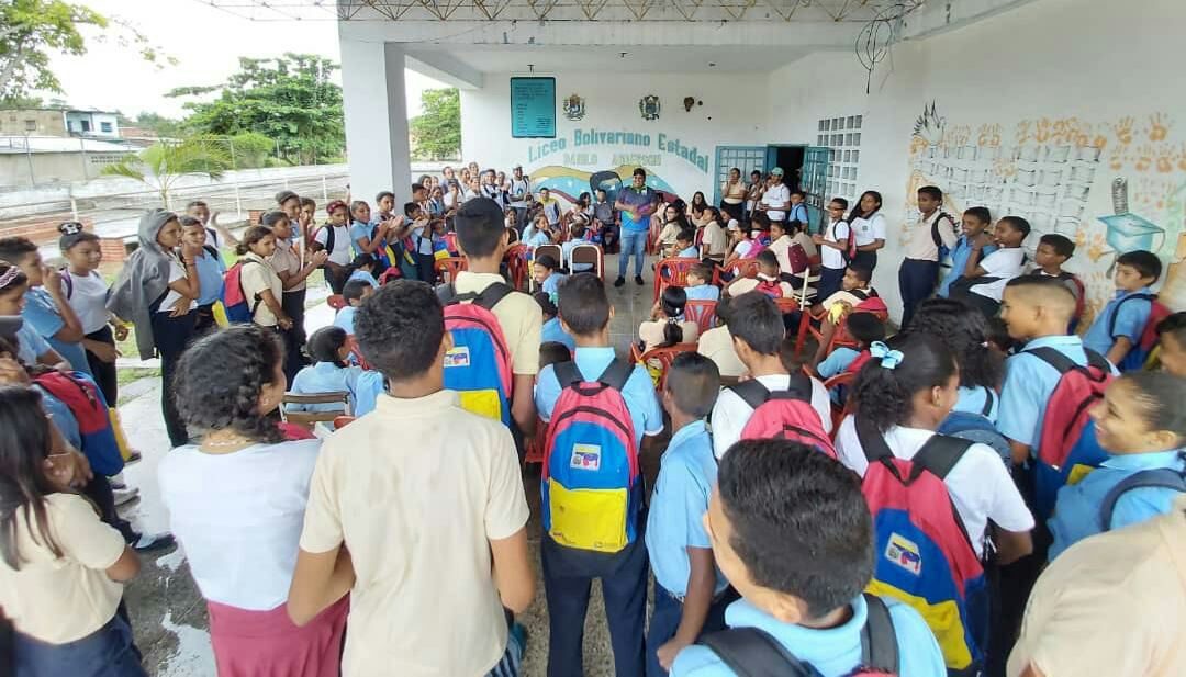 Con parrandón estudiantil arrancaron navidades en Paz Castillo