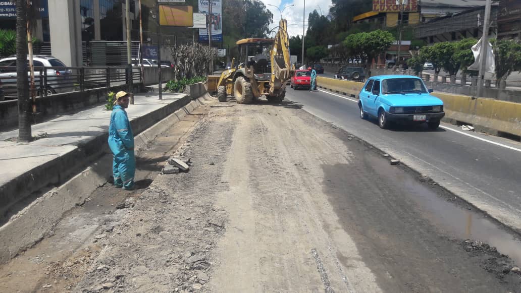 Colocan 10 toneladas de asfalto a la altura del puente de Carrizal