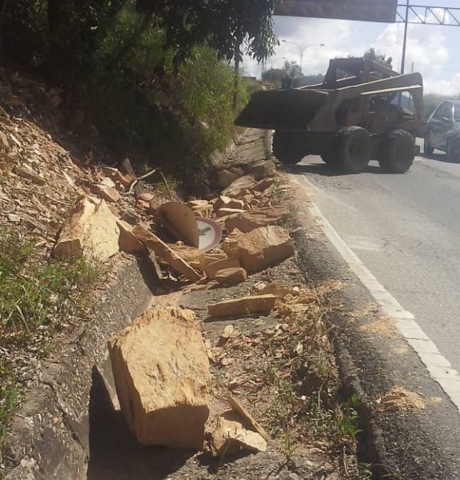 Gobierno de Miranda retira derrumbes en la carretera Panamericana