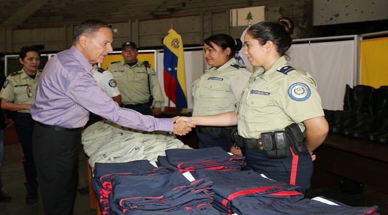 Policía de Sucre recibió dotación de uniformes