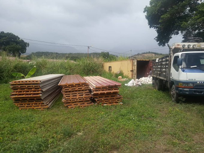 Alcaldía de Plaza realiza colocación de láminas de zinc a viviendas de Auyare