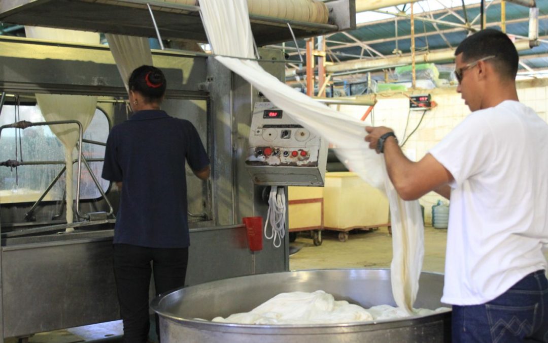 Impulsan industrias textil y de calzado para proteger al pueblo