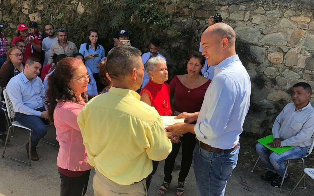 Entregan títulos de propiedad colectivo a 103 familias de Guaicaipuro